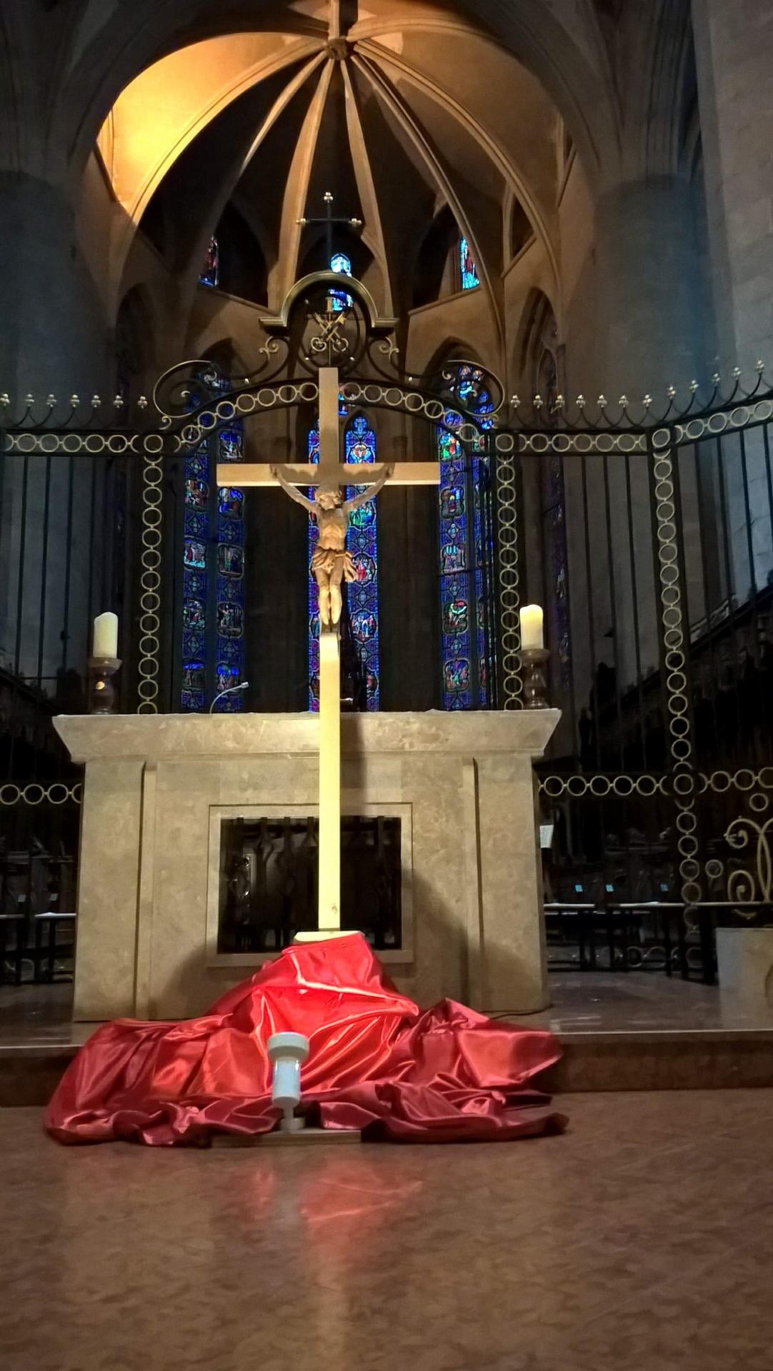 Croix cathedrale saint claude vendredi saint 1