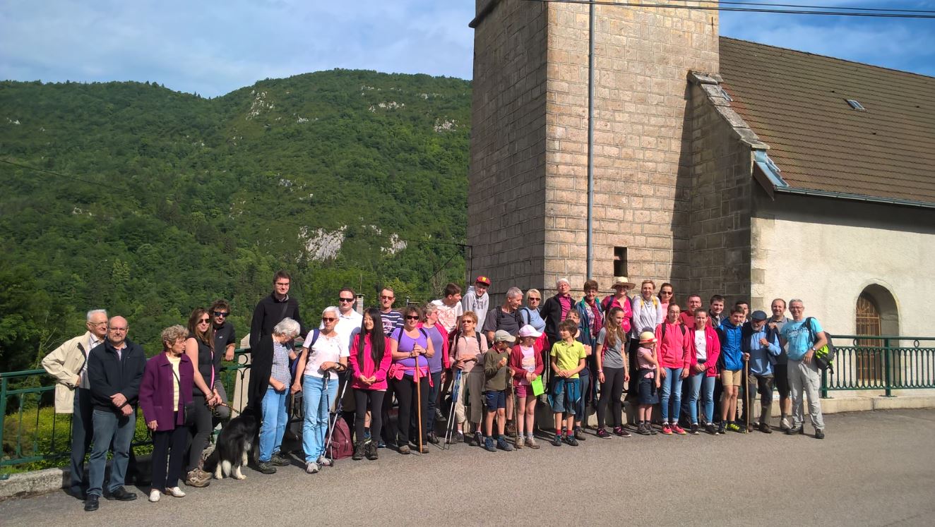 Les pèlerins devant l'Eglise de Villard